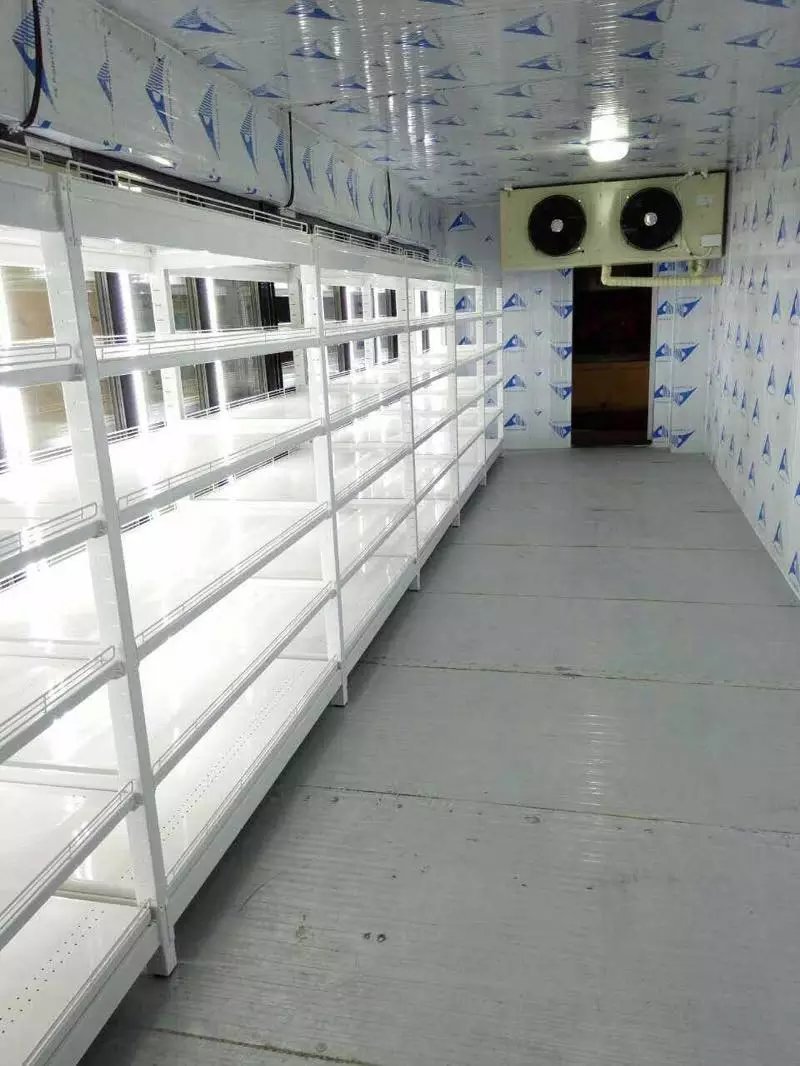 cold room with shelfs